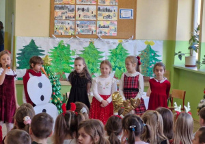 Przedstawienie świąteczne w wykonaniu klasy 2a.