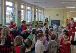 Dzieci witają Świętego Mikołaja.