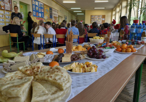 Świąteczny stół przygotowany przez rodziców.