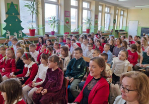 Uczniowie klas 1-3 oglądają świąteczne przedstawienie w wykonaniu klasy 2a.