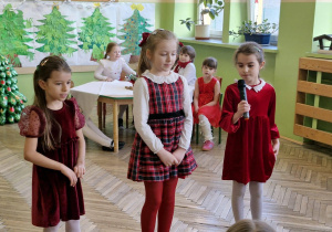 Przedstawienie świąteczne w wykonaniu klasy 2a.