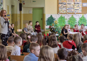 Pani Dyrektor składa uczniom świąteczne życzenia