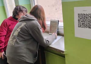 Uczennice klasy 8 podczasy wykonywania zadania.