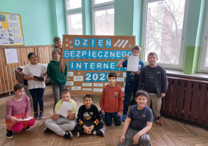 Uczniowie klasy 4a przy tablicy z napisem: Dzień Bezpiecznego Internetu 2026.