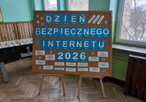 Tablica z napisem: Dzień Bezpiecznego Internetu 2026.