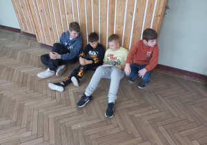 Uczniowie klasy 4 podczas wykonywania zadania.