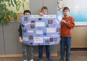 Uczniowie klasy 4 z wykonanym przez siebie plakatem.