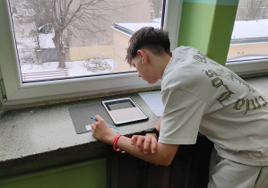 Uczeń podczasy wykonywania zadania.