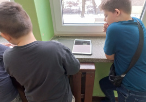 Uczniowie klasy 4 podczas wykonywania zadania.