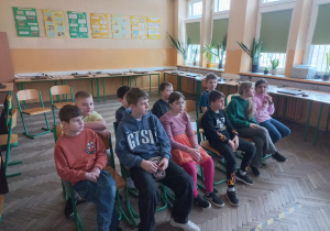 Uczniowie klasy 4 podczas oglądania filmu.