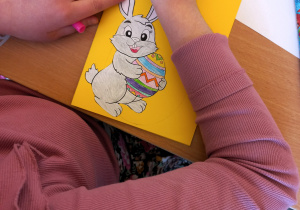 Uczniowie wykonują kartki wielkanocne w języku niemieckim na szkolny konkurs.