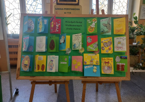 Wystawa kartek wielkanocnych wykonanych na konkurs szkolny.