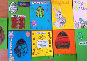 Wystawa kartek wielkanocnych wykonanych na konkurs szkolny.