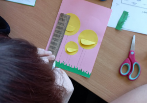 Uczniowie wykonują kartki wielkanocne w języku niemieckim na szkolny konkurs.