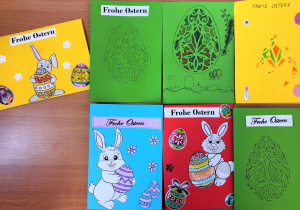 Wystawa kartek wielkanocnych wykonanych na konkurs szkolny.