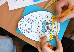 Uczniowie wykonują kartki wielkanocne w języku niemieckim na szkolny konkurs.