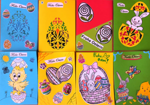 Wystawa kartek wielkanocnych wykonanych na konkurs szkolny.