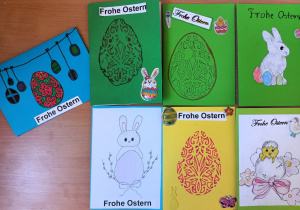 Wystawa kartek wielkanocnych wykonanych na konkurs szkolny.