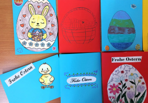 Wystawa kartek wielkanocnych wykonanych na konkurs szkolny.