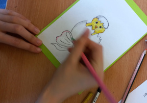 Uczniowie wykonują kartki wielkanocne w języku niemieckim na szkolny konkurs.