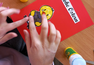 Uczniowie wykonują kartki wielkanocne w języku niemieckim na szkolny konkurs.