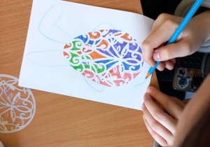 Uczniowie wykonują kartki wielkanocne w języku niemieckim na szkolny konkurs.