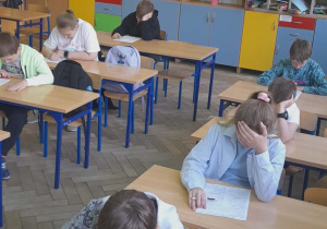 Uczniowie wykonują zadania podczas Ogólnopolskiego Konkursu "Orzeł edukacji wczesnoszkolnej".