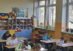 Uczniowie wykonują zadania podczas Ogólnopolskiego Konkursu "Orzeł edukacji wczesnoszkolnej".