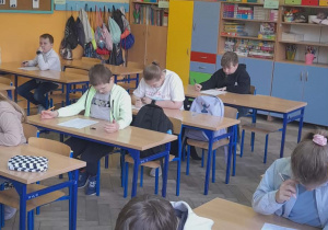 Uczniowie wykonują zadania podczas Ogólnopolskiego Konkursu "Orzeł edukacji wczesnoszkolnej".