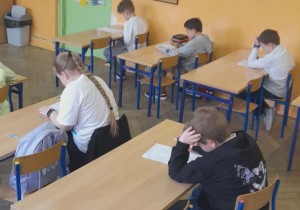 Uczniowie wykonują zadania podczas Ogólnopolskiego Konkursu "Orzeł edukacji wczesnoszkolnej".