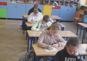 Uczniowie wykonują zadania podczas Ogólnopolskiego Konkursu "Orzeł edukacji wczesnoszkolnej".