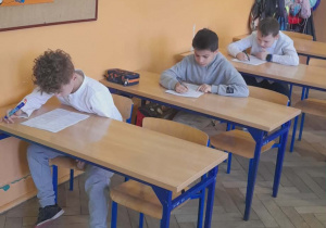 Uczniowie wykonują zadania podczas Ogólnopolskiego Konkursu "Orzeł edukacji wczesnoszkolnej".