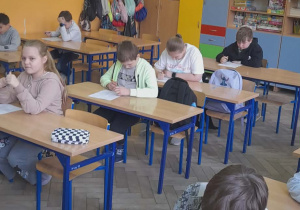 Uczniowie wykonują zadania podczas Ogólnopolskiego Konkursu "Orzeł edukacji wczesnoszkolnej".