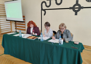 Jury sprawdza testy uczniów.