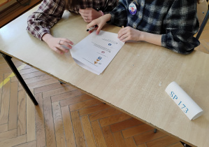 Uczniowie rozwiązują test o ruchu drogowym.