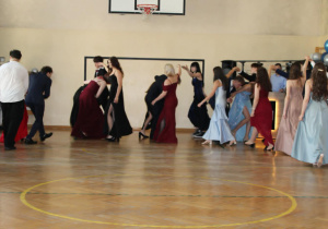 Uczniowie klas ósmych tańczą poloneza.