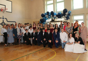 Zdjęcie grupowe uczniów klas 8a i 8b z nauczycielami.