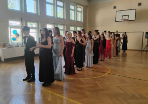 Uczniowie klas ósmych tańczą poloneza.