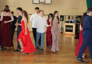 Uczniowie klas ósmych tańczą poloneza.