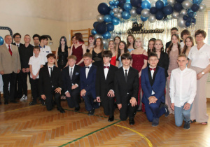Zdjęcie grupowe uczniów klas 8a i 8b z wychowawcami.
