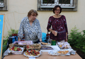Stół z ciastami.