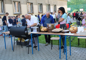 Przygotowywanie kiełbasek z grilla.