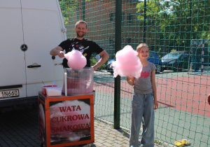 Stoisko z wata cukrową.