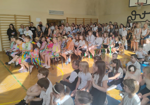 Uczniowie klas młodszych podczas uroczystości zakończenia roku szkolnego.