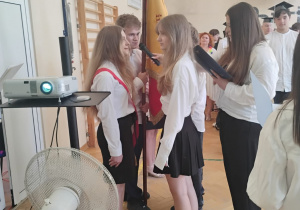 Przekazanie sztandaru absolwentom klas 7.