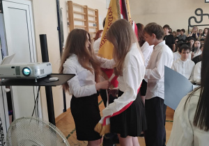 Przekazanie sztandaru absolwentom klas 7.