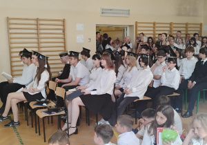 Uczniowie klas starszych podczas uroczystości zakończenia roku szkolnego.