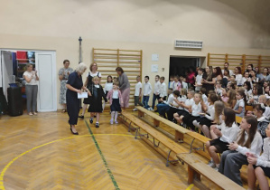 Wprowadzenie uczniów klasy pierwszej do szkoły.