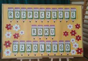 Tablica z napisem: Rozpoczęcie roku szkolnego.