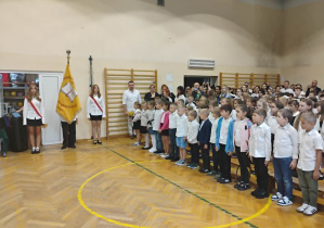 Uczniowie podczas uroczystości rozpoczęcia roku szkolnego.